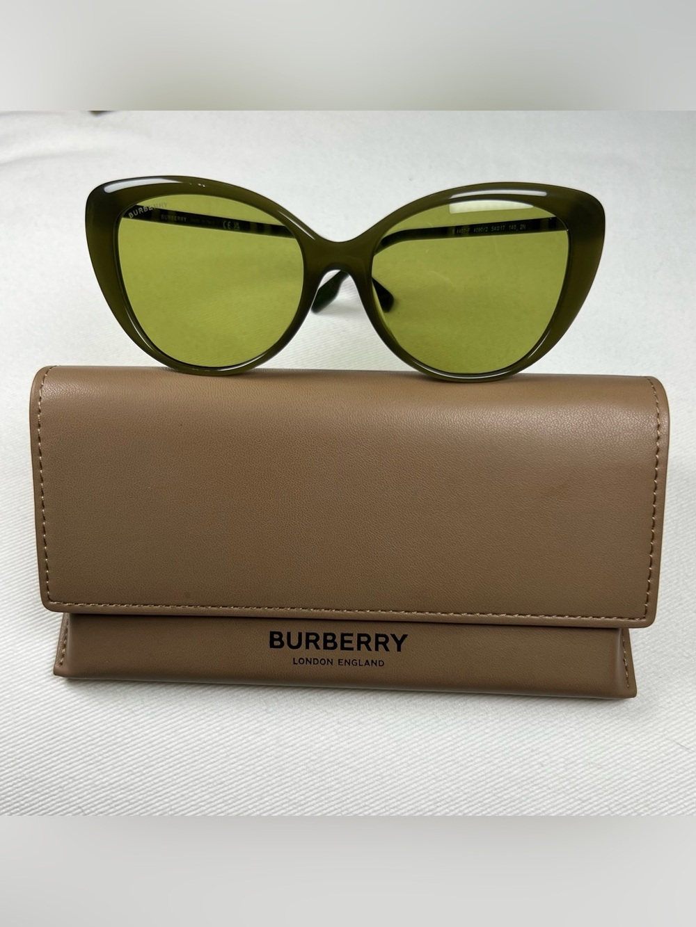 RARE 💎 NIB Burberry Olive Cat-Eye Sunglasses Green Lenses 54-17-14